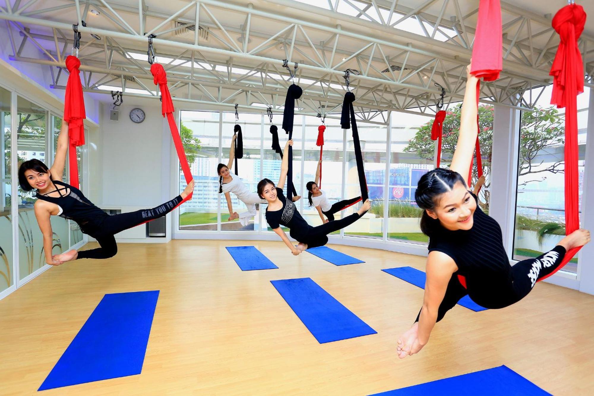 Centara Grand At Centralworld Hotel Банкок Екстериор снимка Antigravity Aerial Yoga