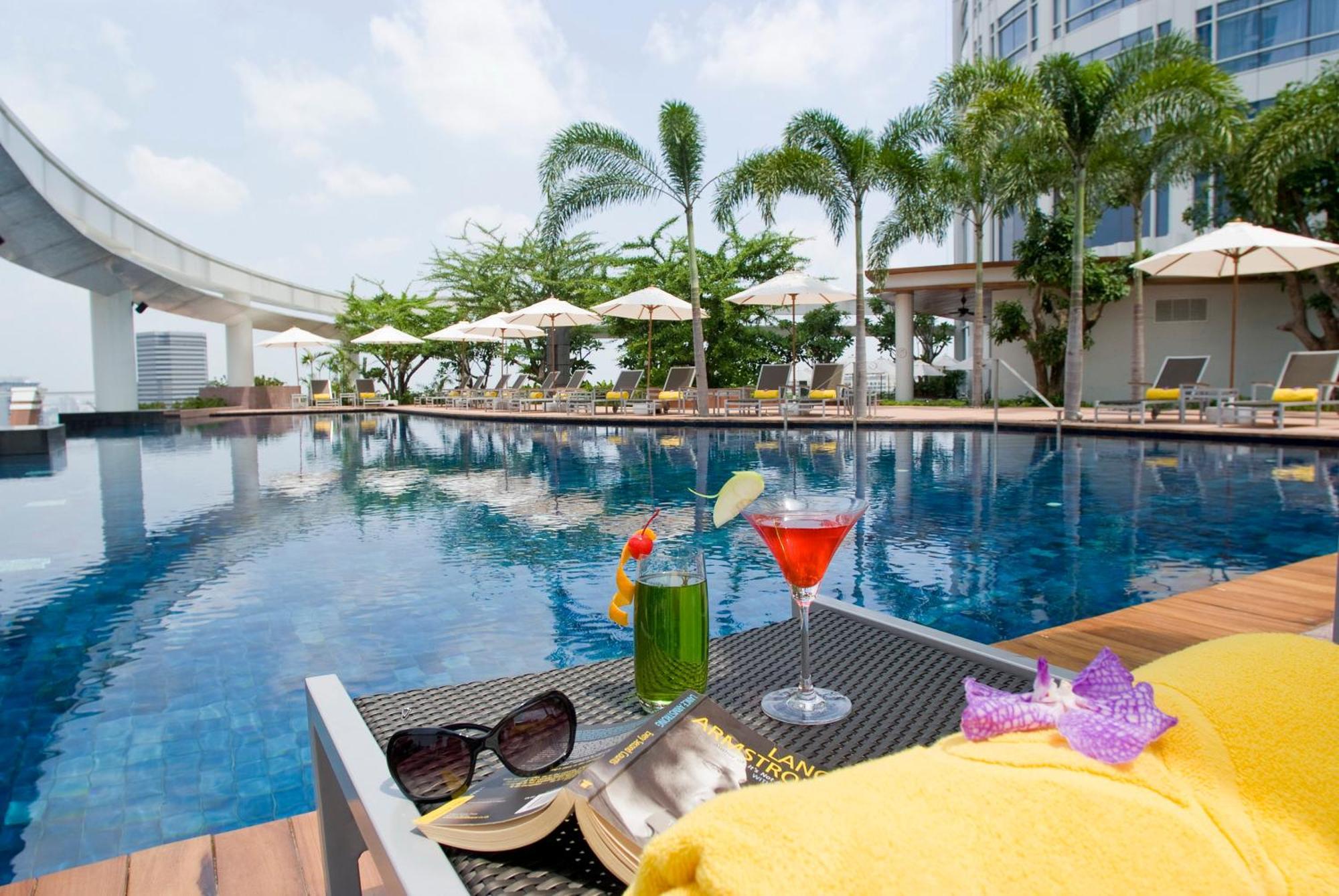 Centara Grand At Centralworld Hotel Банкок Екстериор снимка The pool at the hotel