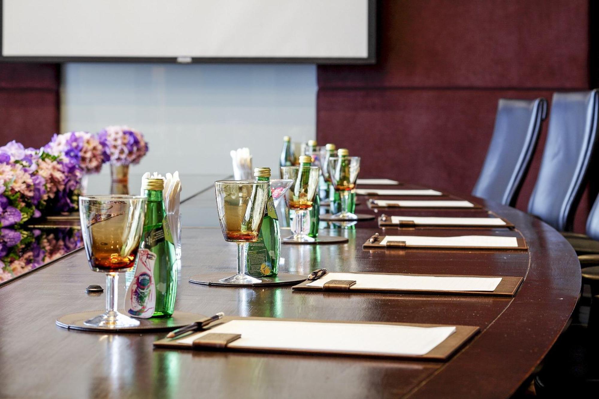 Centara Grand At Centralworld Hotel Банкок Екстериор снимка A meeting room at the InterContinental