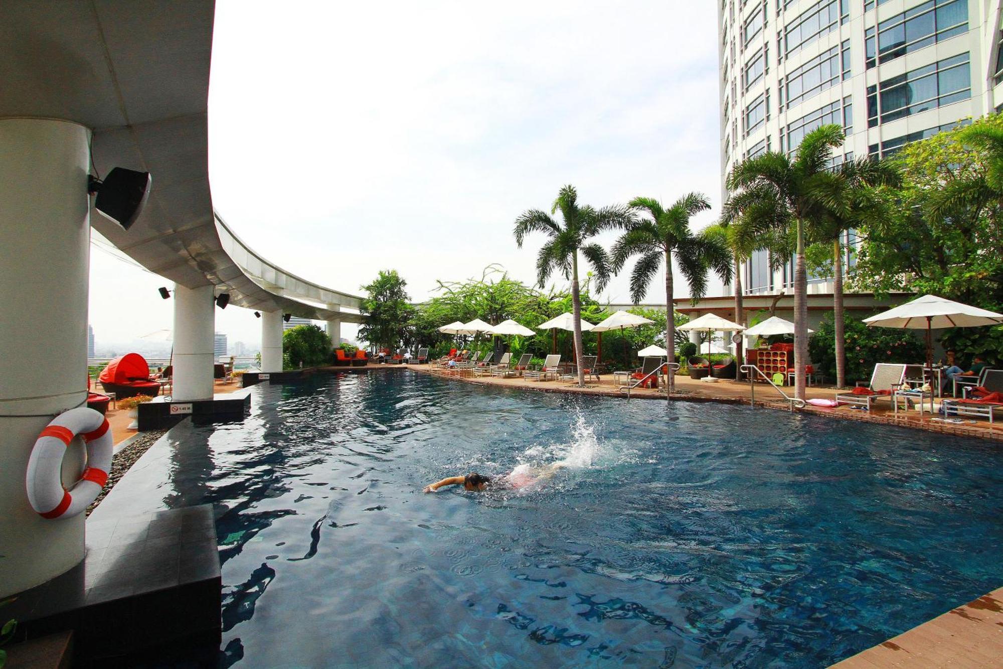 Centara Grand At Centralworld Hotel Банкок Екстериор снимка The pool at the hotel