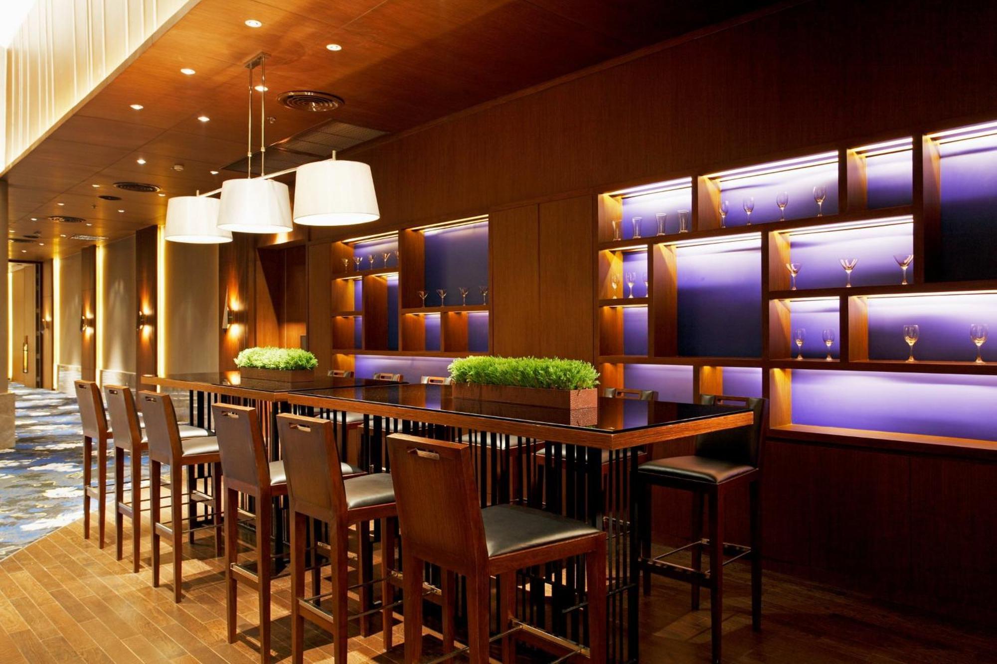 Centara Grand At Centralworld Банкок Екстериор снимка The lounge at the airport