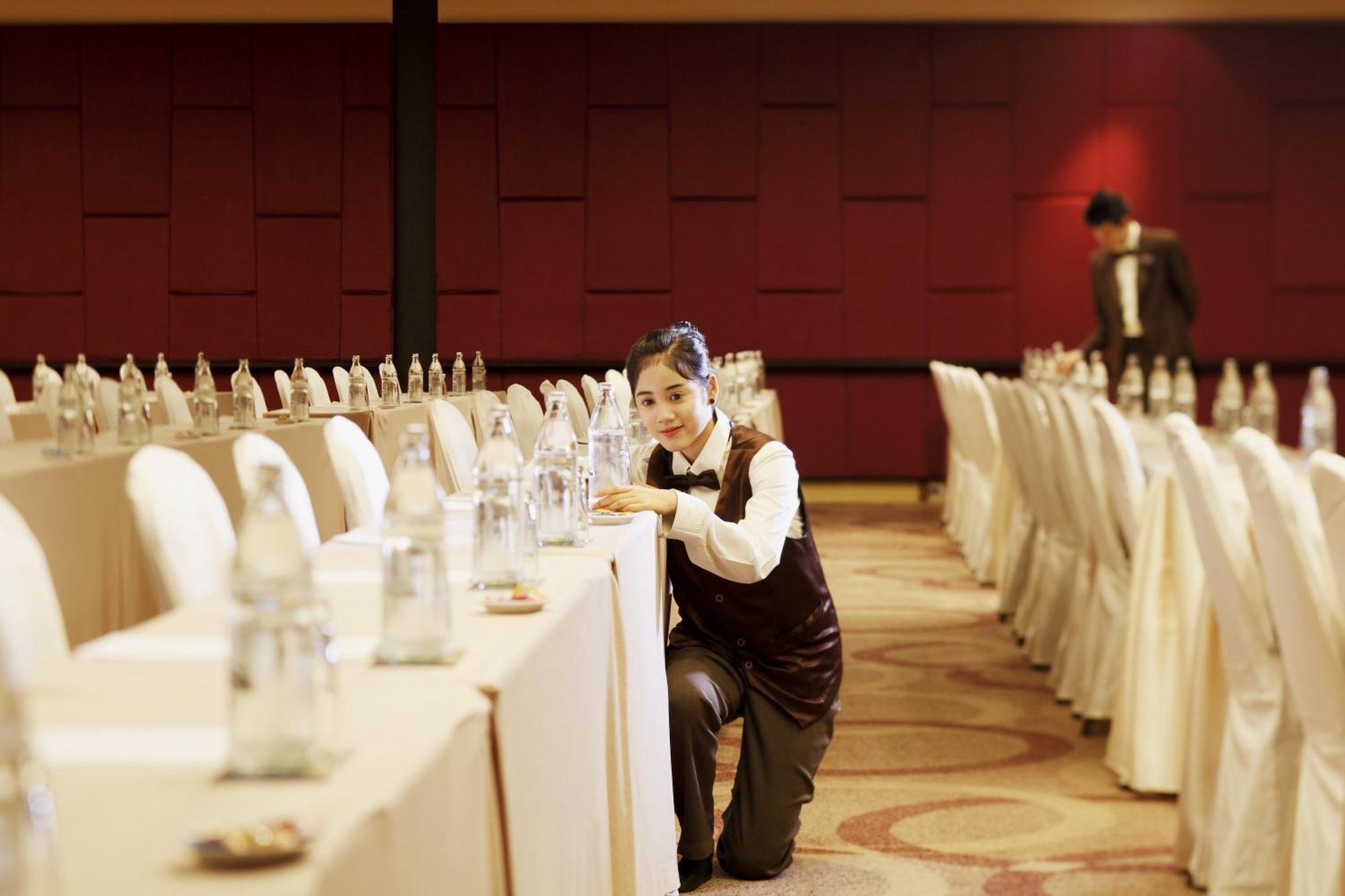 Centara Grand At Centralworld Банкок Екстериор снимка A hotel employee sets up a meeting room