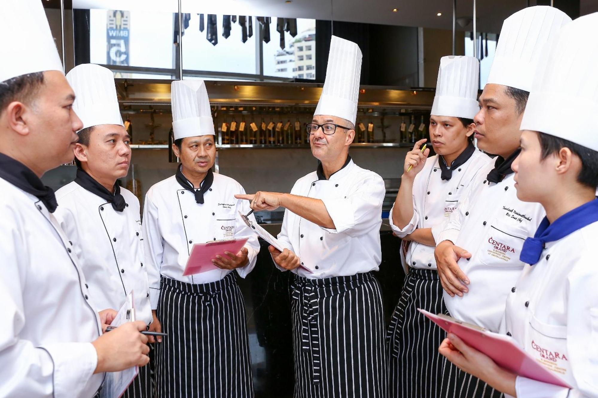 Centara Grand At Centralworld Банкок Екстериор снимка Culinary students at the Asian Culinary Center