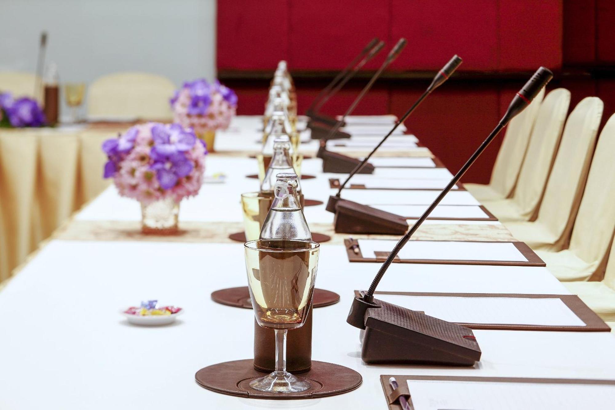 Centara Grand At Centralworld Банкок Екстериор снимка A table microphone