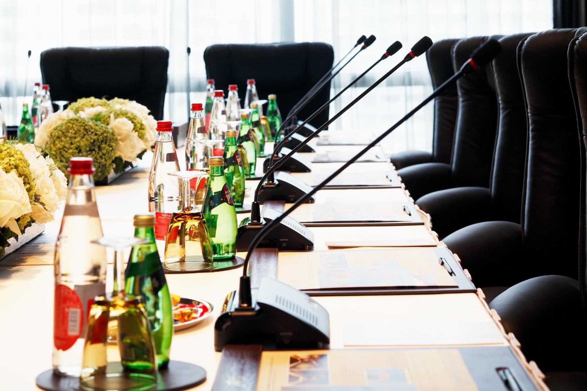 Centara Grand At Centralworld Банкок Екстериор снимка A conference table with microphones