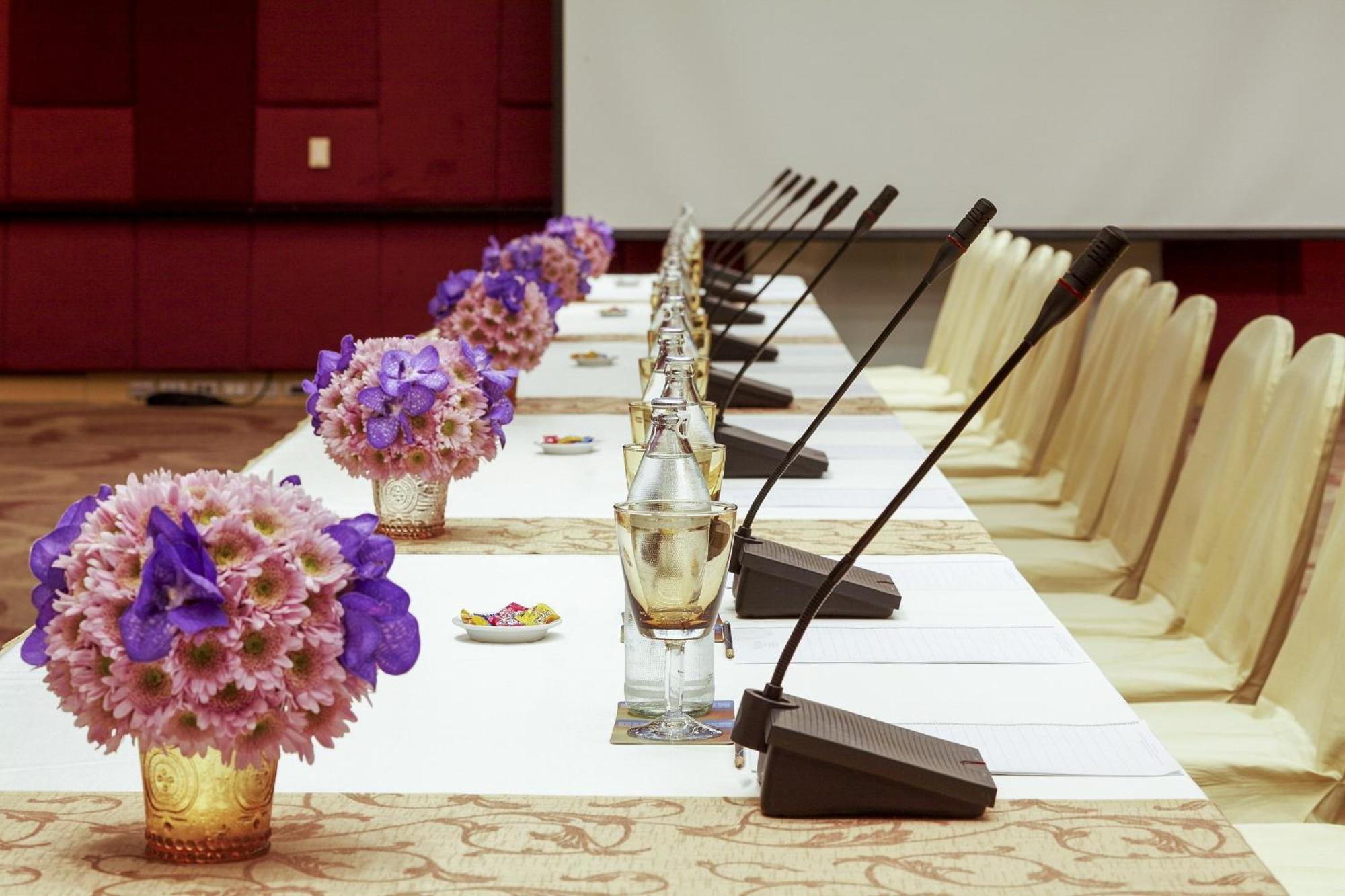 Centara Grand At Centralworld Банкок Екстериор снимка A table with microphones