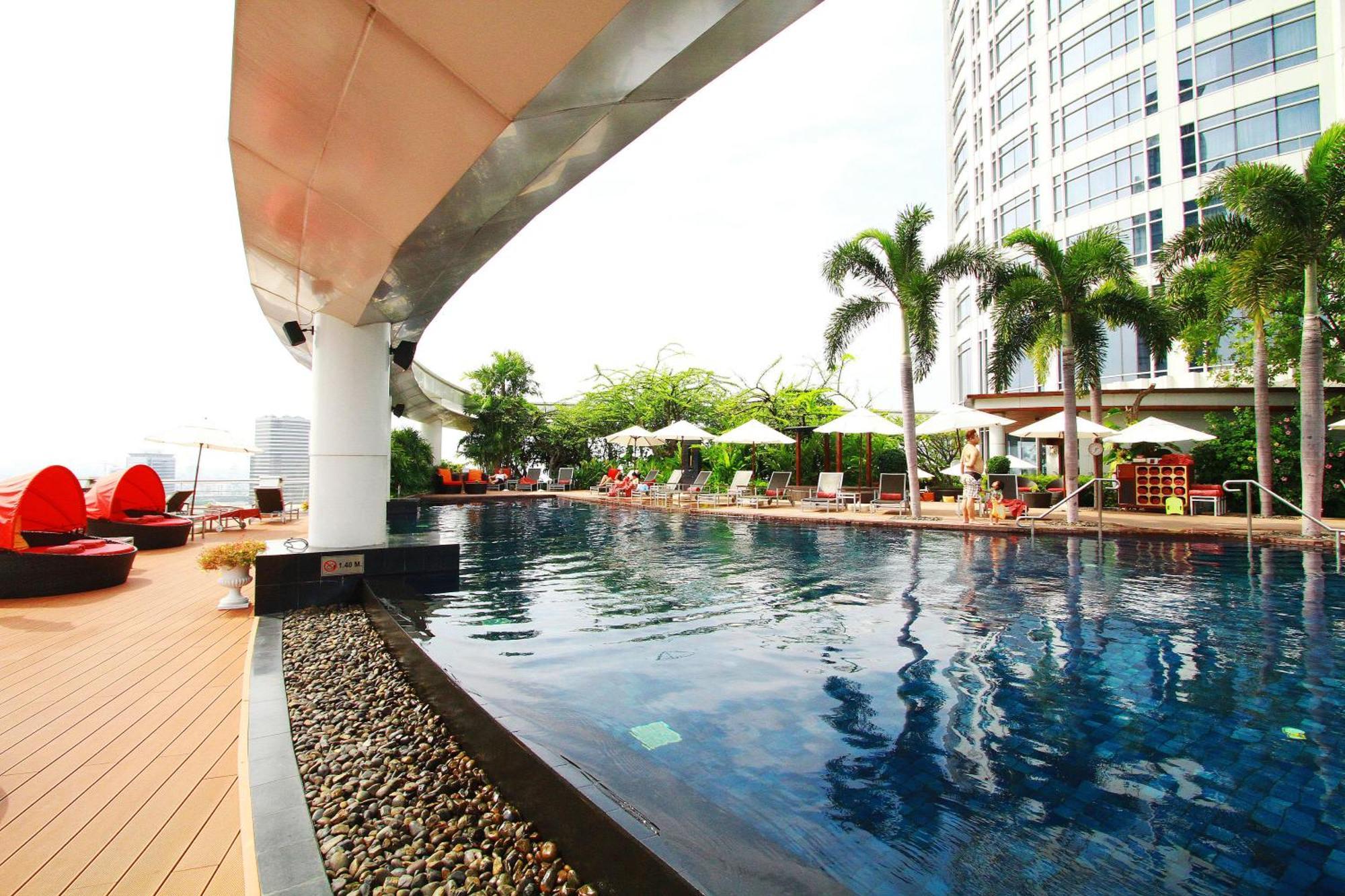 Centara Grand At Centralworld Банкок Екстериор снимка The pool at the hotel